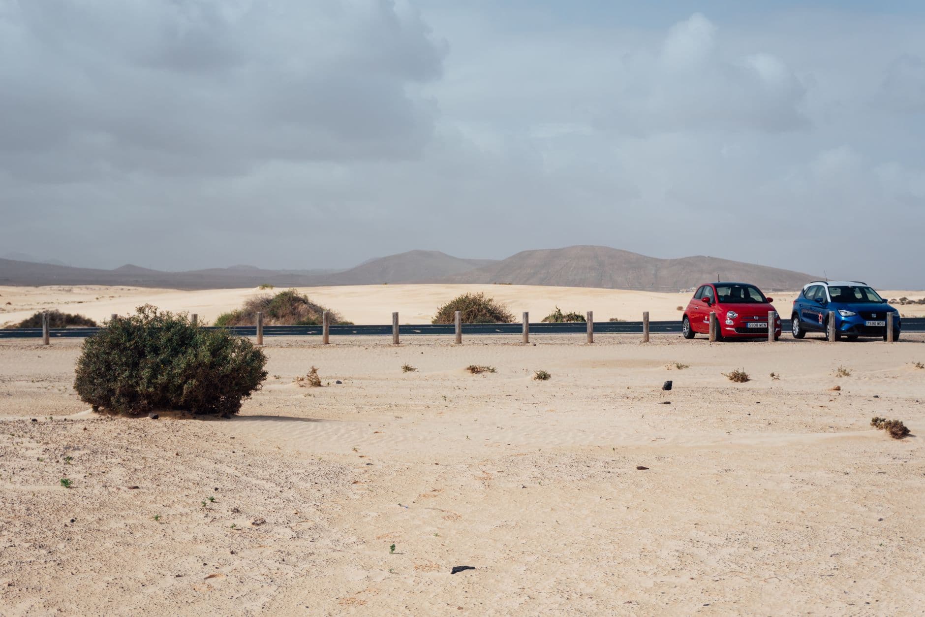 Auto su una strada dell'entroterra di Fuerteventura