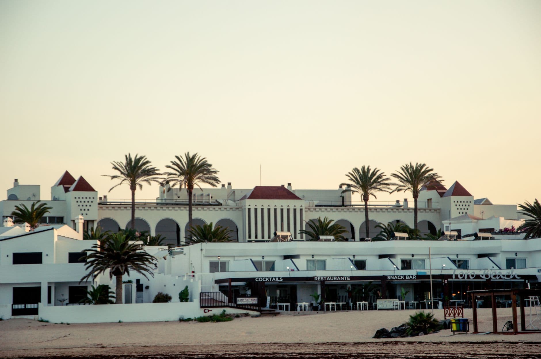 Il porto e il centro di Corralejo, nel nord dell'isola