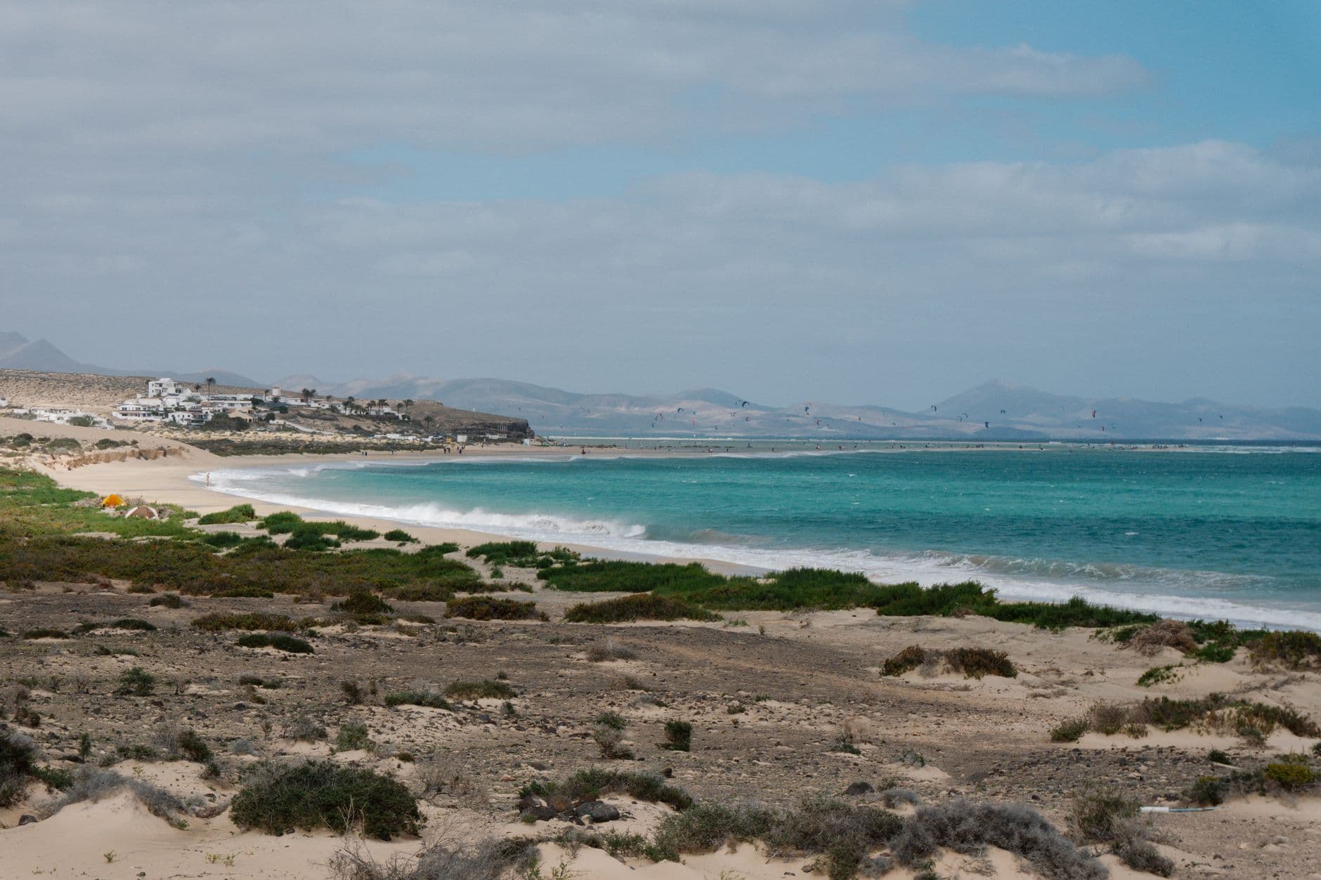 Spiaggia di sabbia chiara e acqua turchese a Fuerteventura